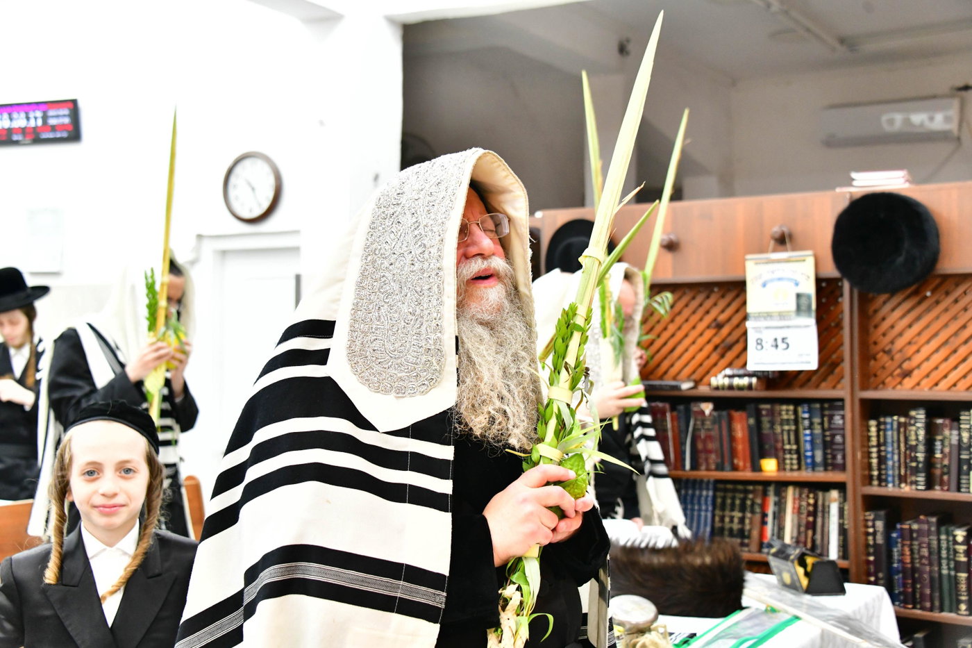 האדמו"ר מקוזמיר בנטילת ארבעת המינים