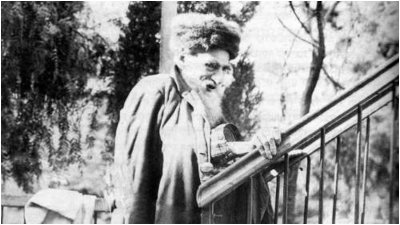 הגה"צ רבי איצ'לה בלאזר זצוק"ל בגרם המדרגות ההיסטורי