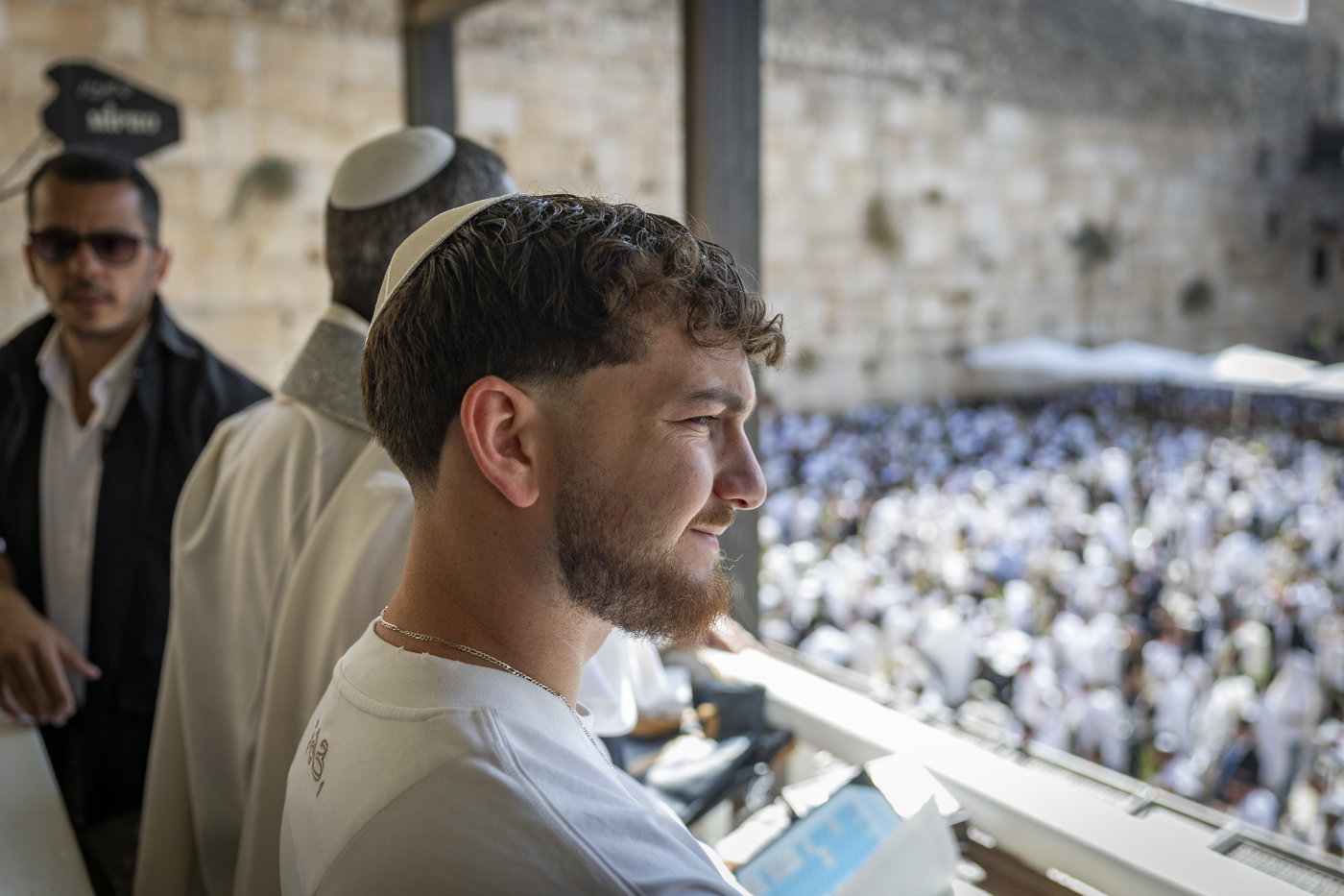שורד השבי בר קופרשטיין במעמד ברכת כהנים בכותל המערבי