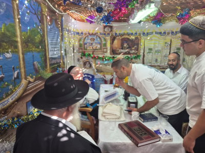 הגר"ש ביטון הבוקר בסוכתו