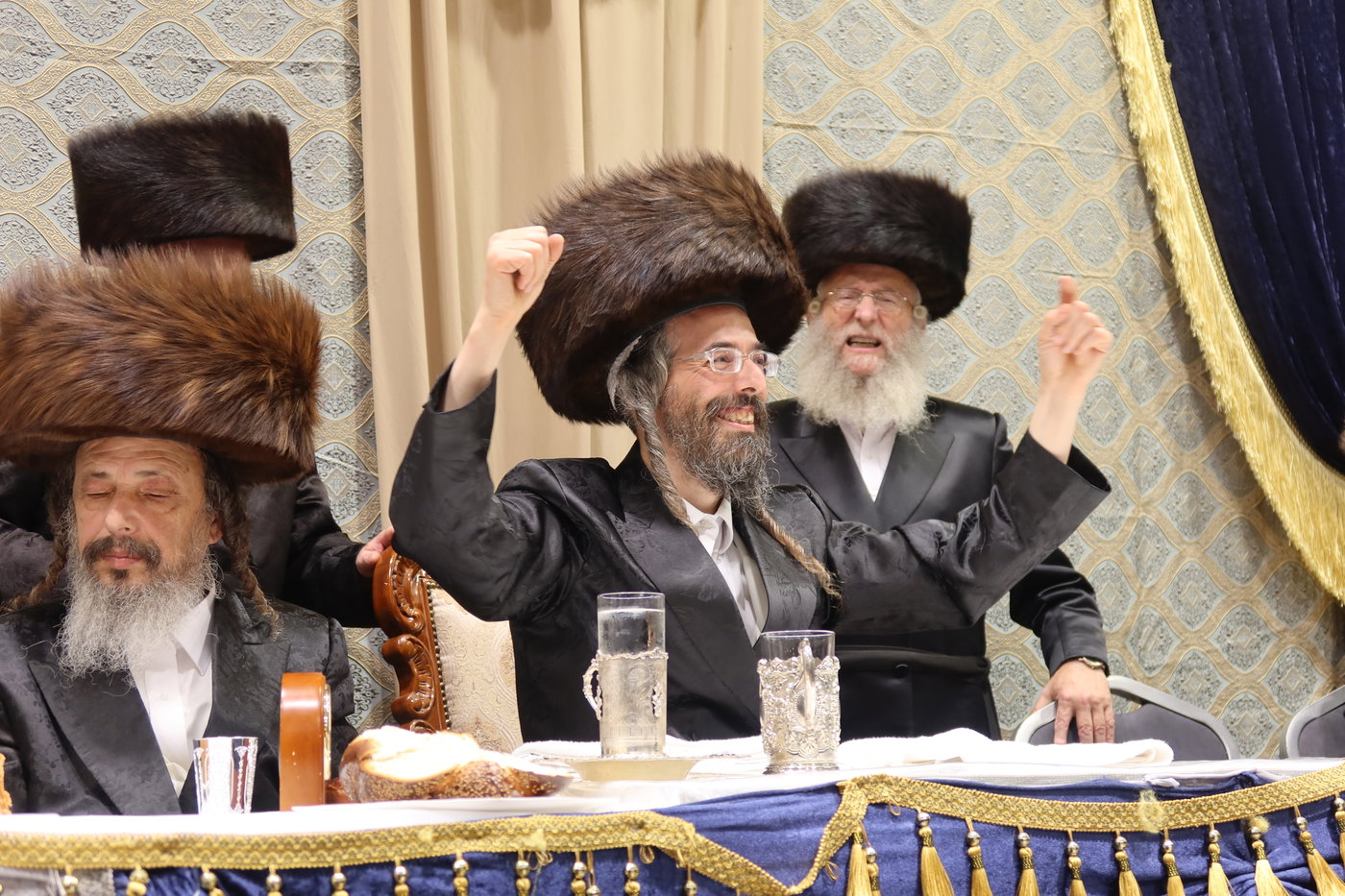 סוכות בחצה"ק זוועהיל