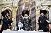 האדמו"ר מזוטשקא אמסנא בשמחת בית השואבה