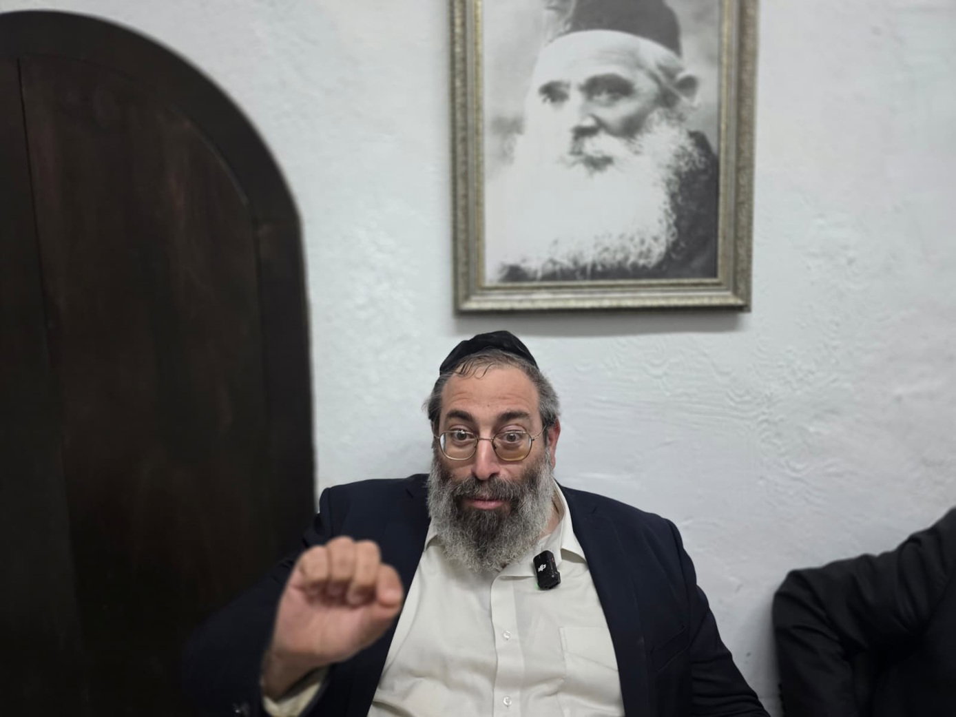 חוקר תנועת המוסר הפסיכותרפיסט הרב מרדכי יעקובוביץ בשיחה מרתקת בחצר שטרויס. ברקע הגה"צ רבי אריה לייב (לייבצ'יק) ברוידא