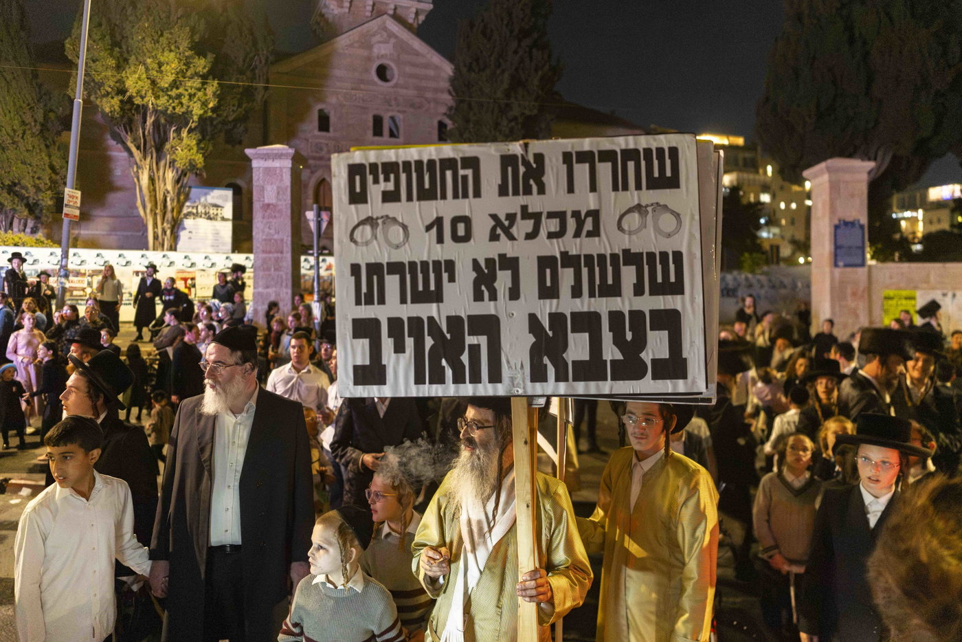 הפגנת העריקים מעוררת סערה: "צבא האויב" ו"חטופים" על שלטי חוצות