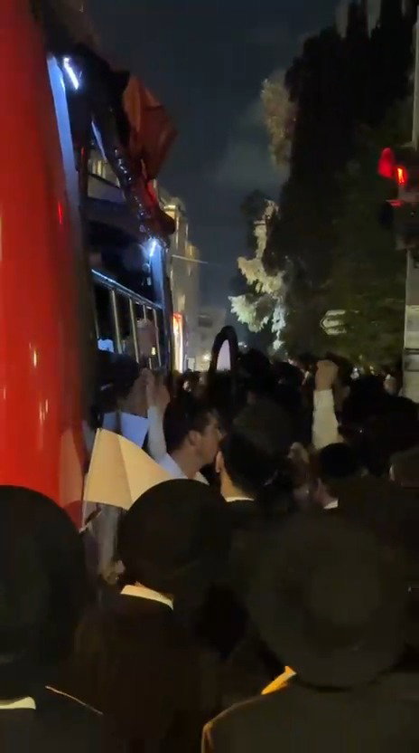 האסירים מחלקים סוכריות
