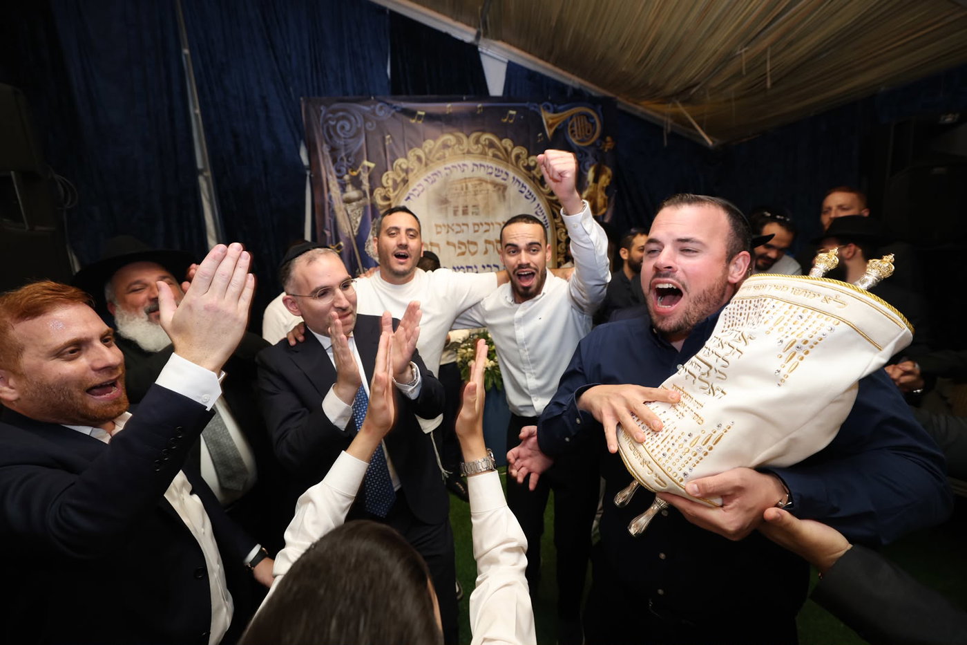 הכנסת ספר תורה בסוכות