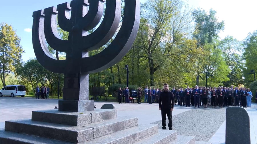 איפה הכיפה? זלנסקי הרכין ראש בפני המנורה - והניח זר פרחים