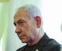 מימין מוחמד בן זאיד, משמאל נתניהו