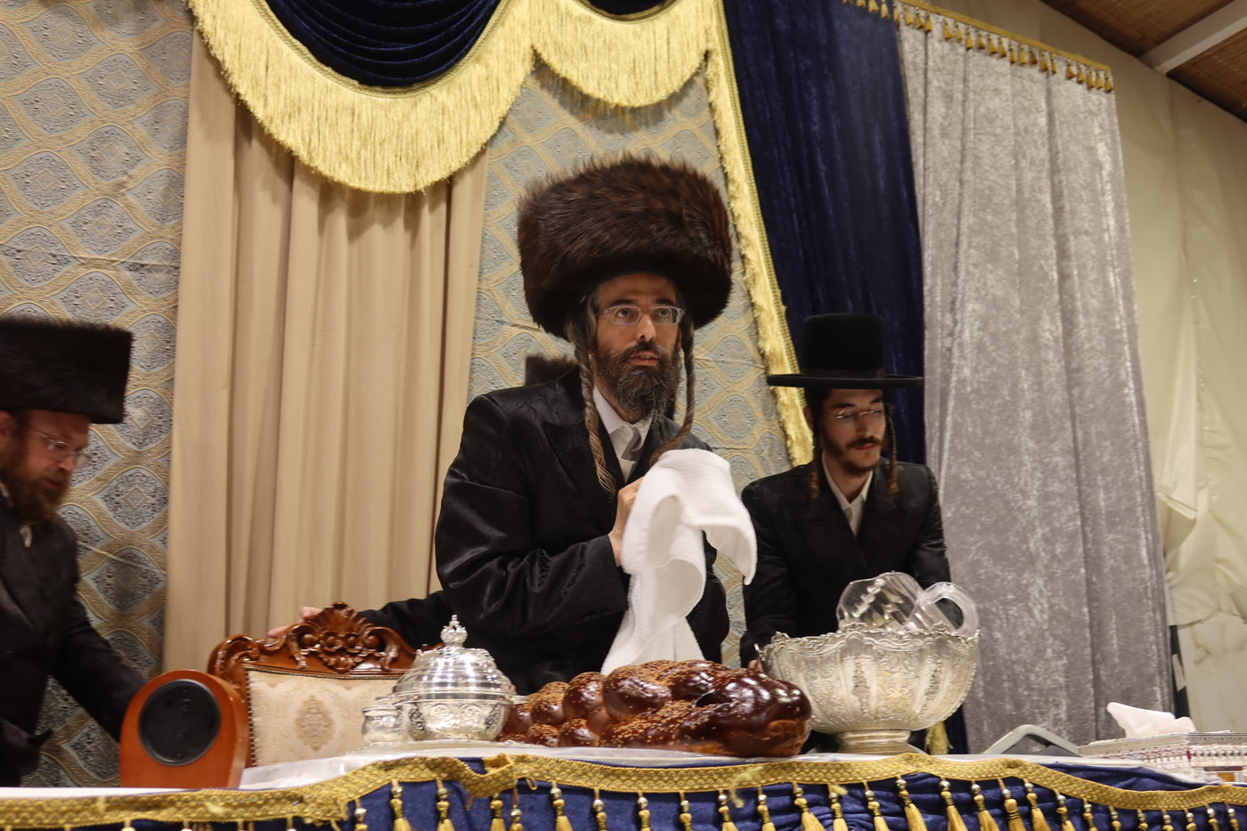 סוכות בחצה"ק זוועהיל