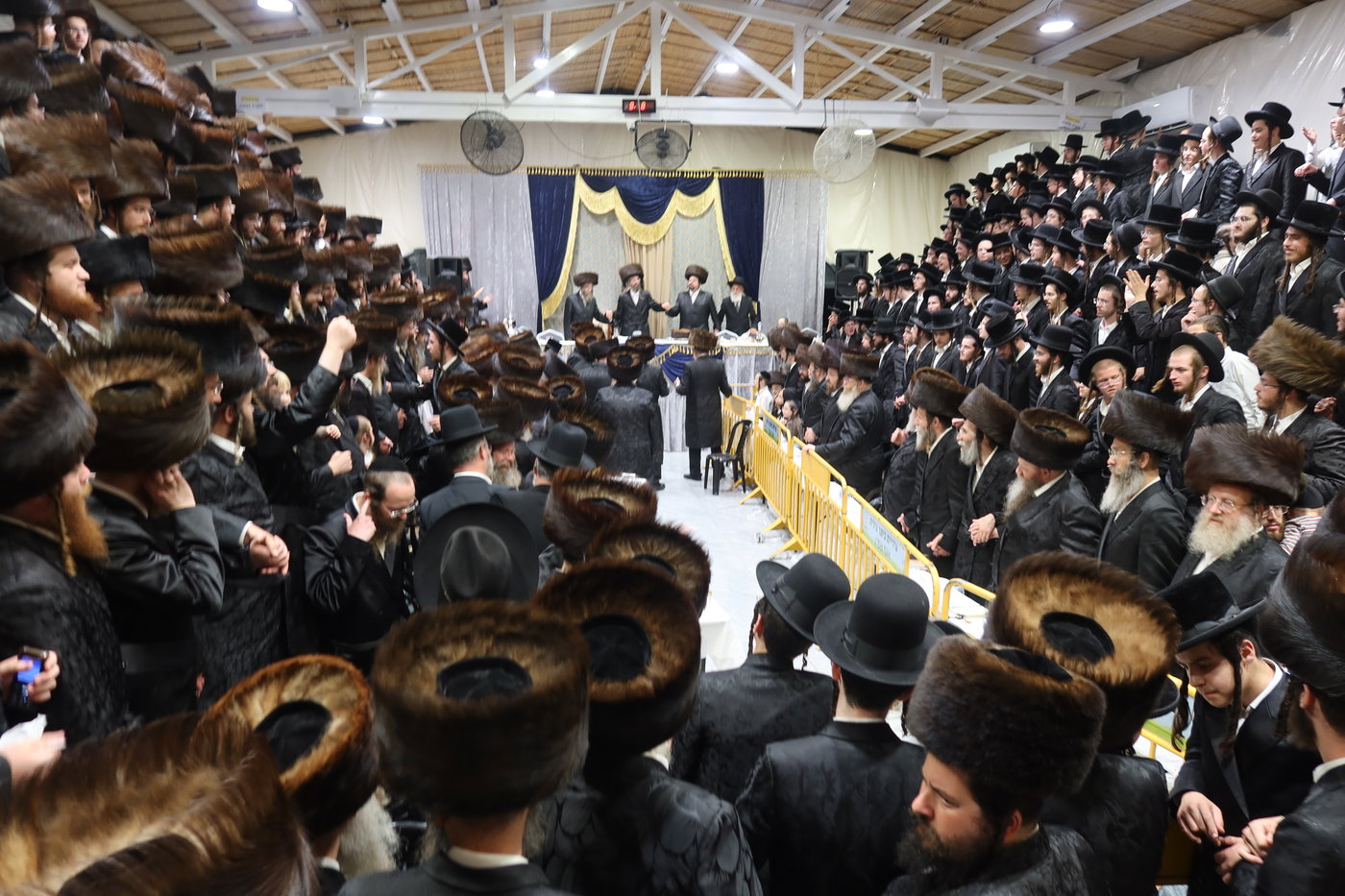 סוכות בחצה"ק זוועהיל