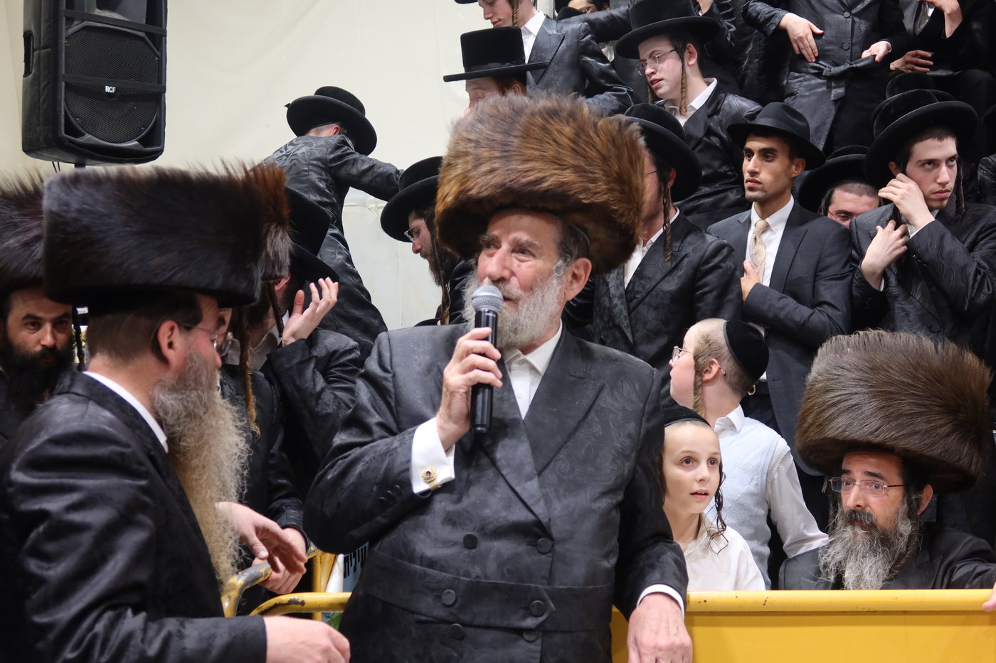 סוכות בחצה"ק זוועהיל