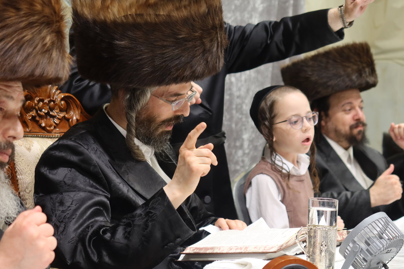 סוכות בחצה"ק זוועהיל