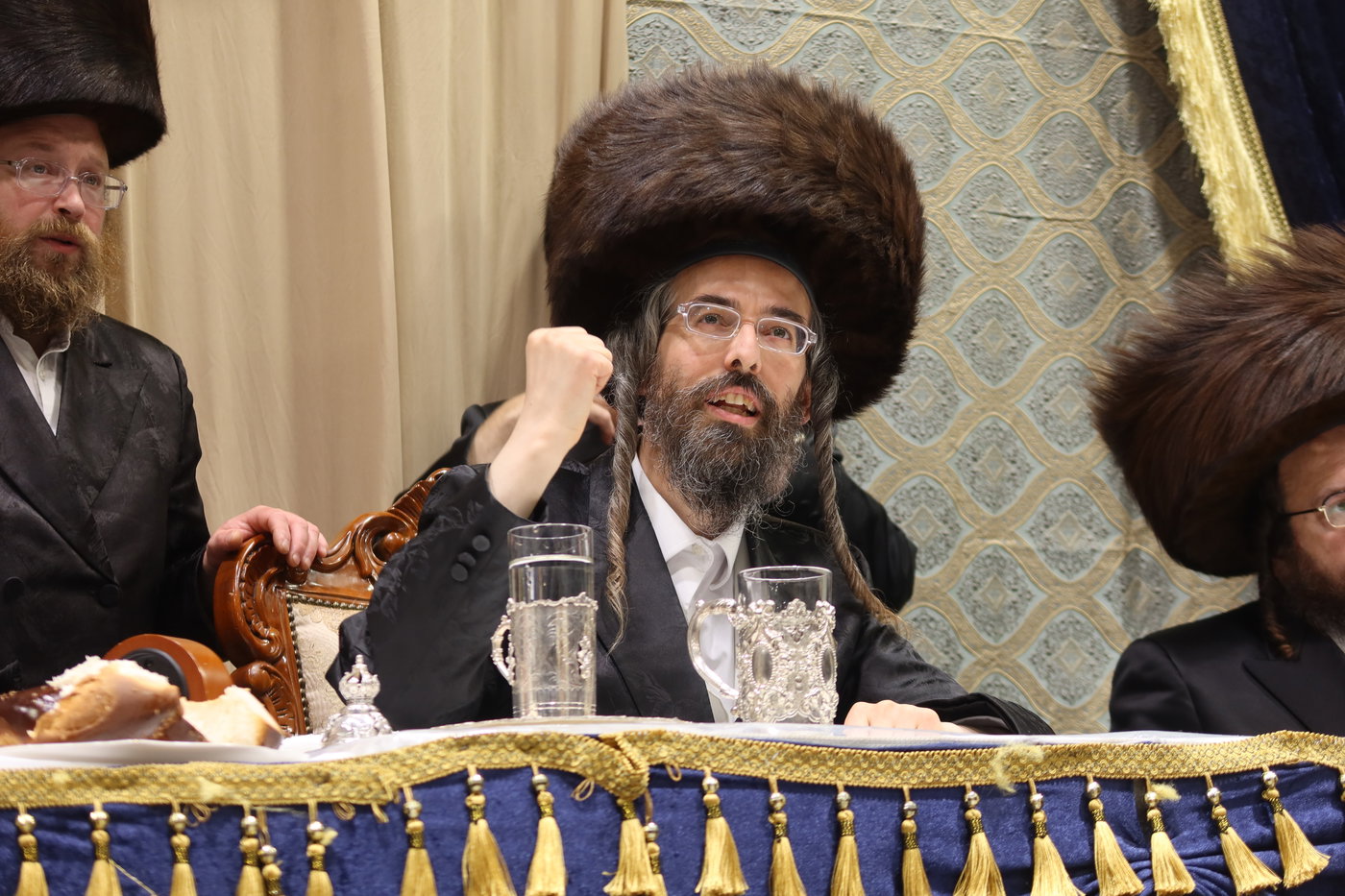 סוכות בחצה"ק זוועהיל