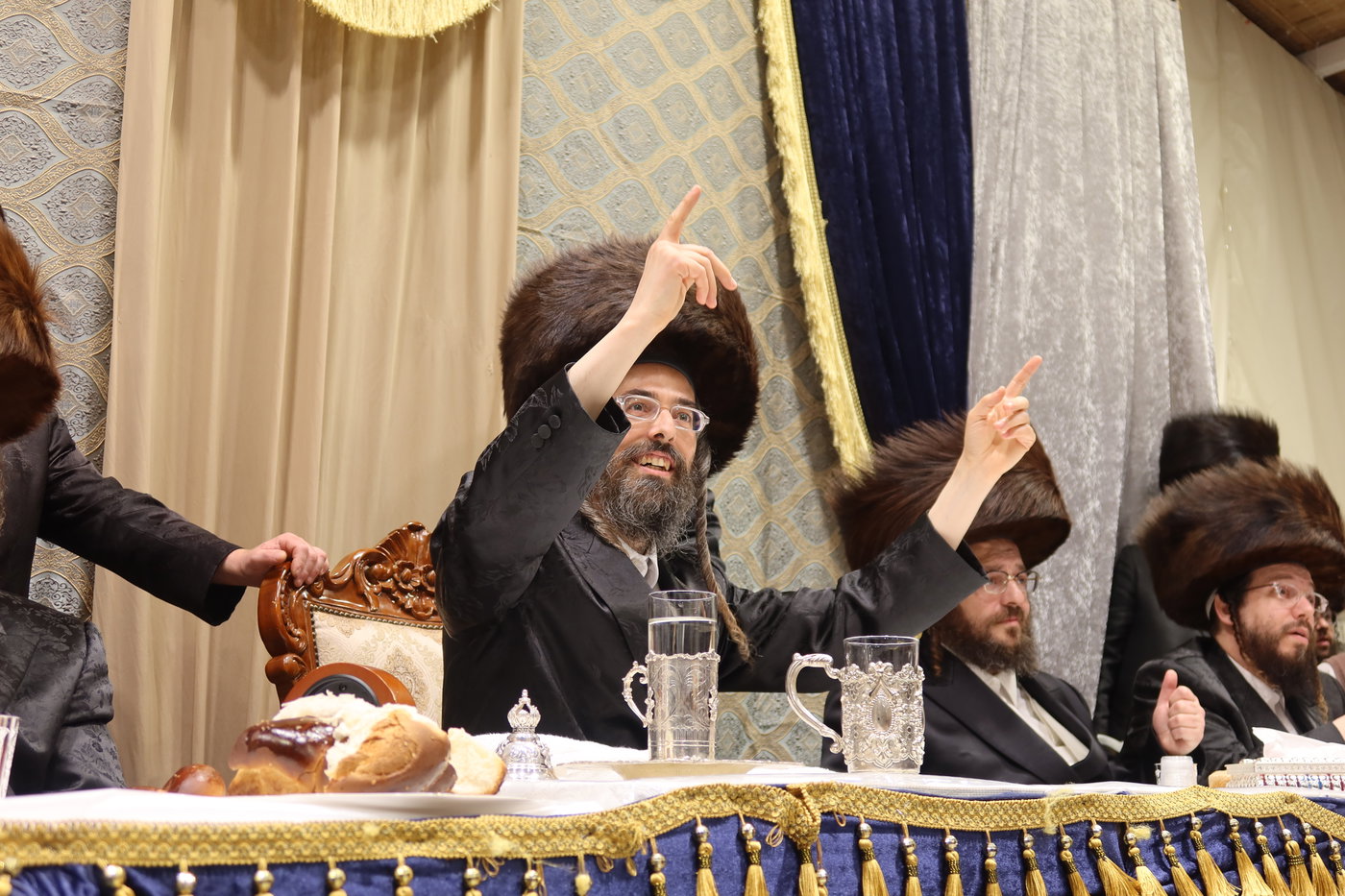 סוכות בחצה"ק זוועהיל