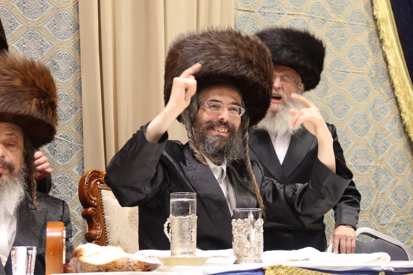 סוכות בחצה"ק זוועהיל