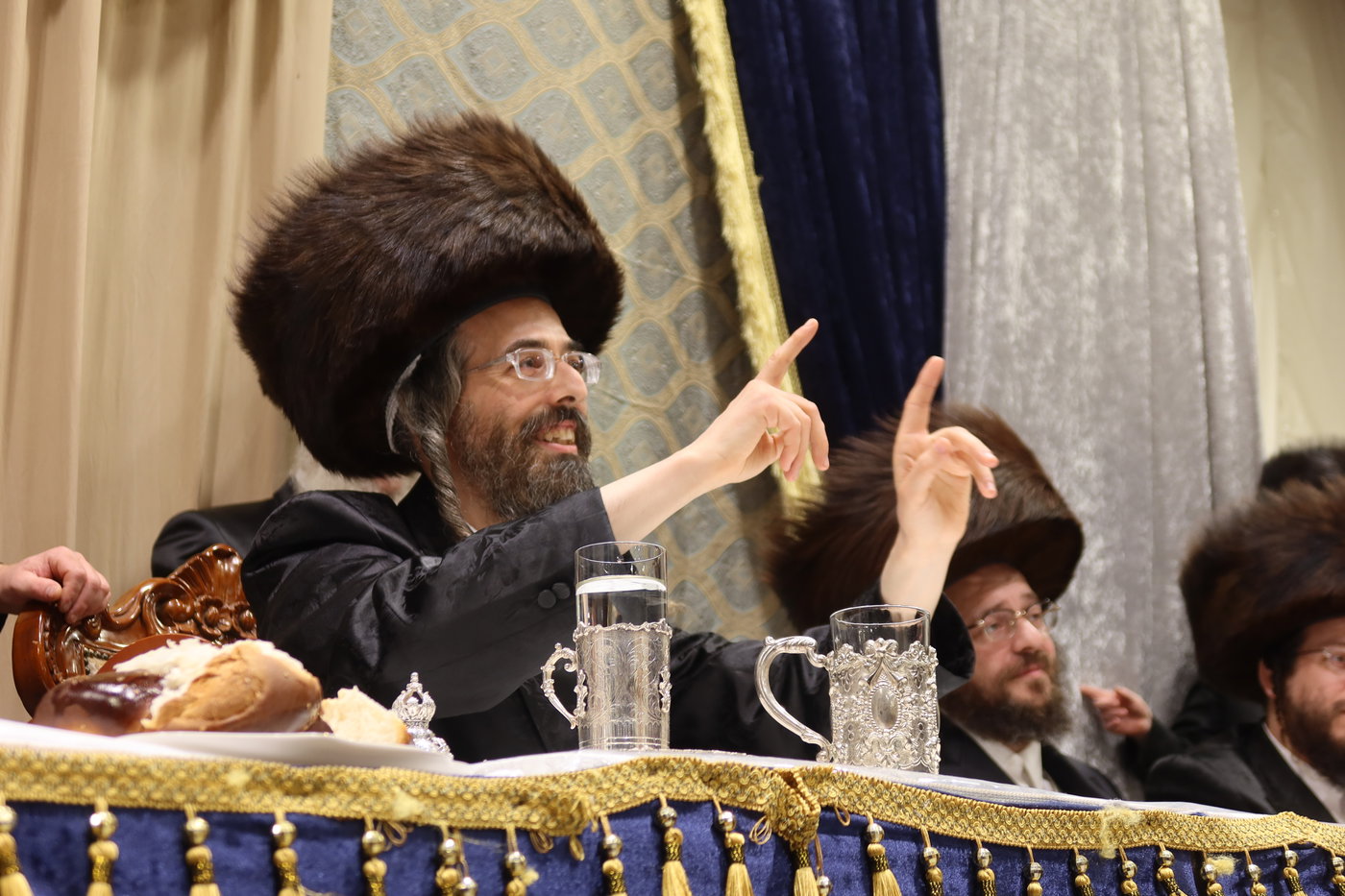 סוכות בחצה"ק זוועהיל