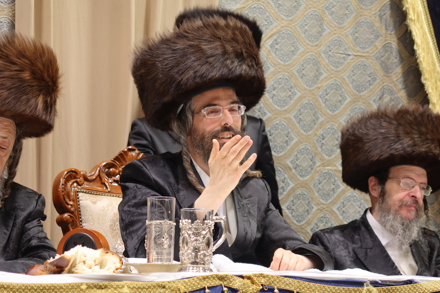 סוכות בחצה"ק זוועהיל