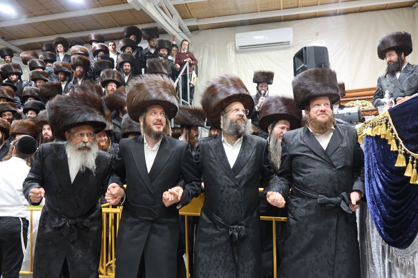 סוכות בחצה"ק זוועהיל