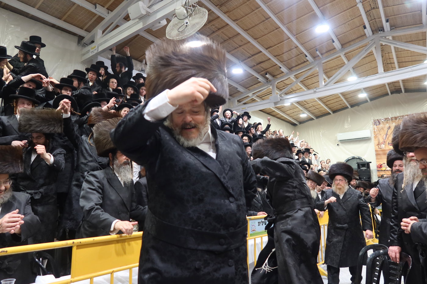 סוכות בחצה"ק זוועהיל