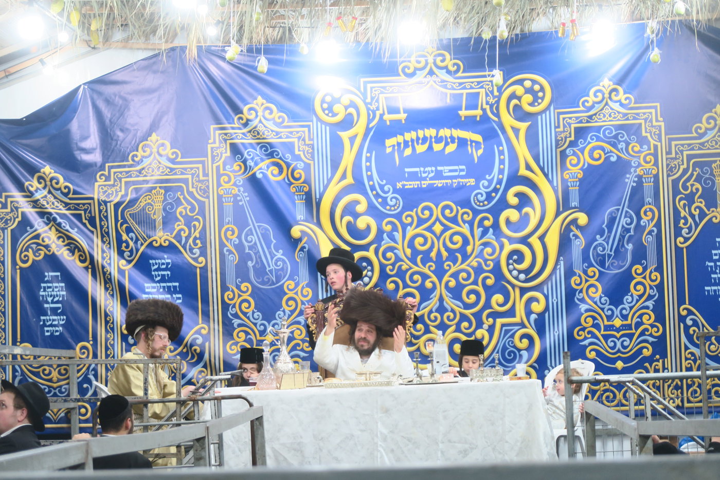 האדמו"ר מקרעטשניף כפר אתא בשמחת בית השואבה