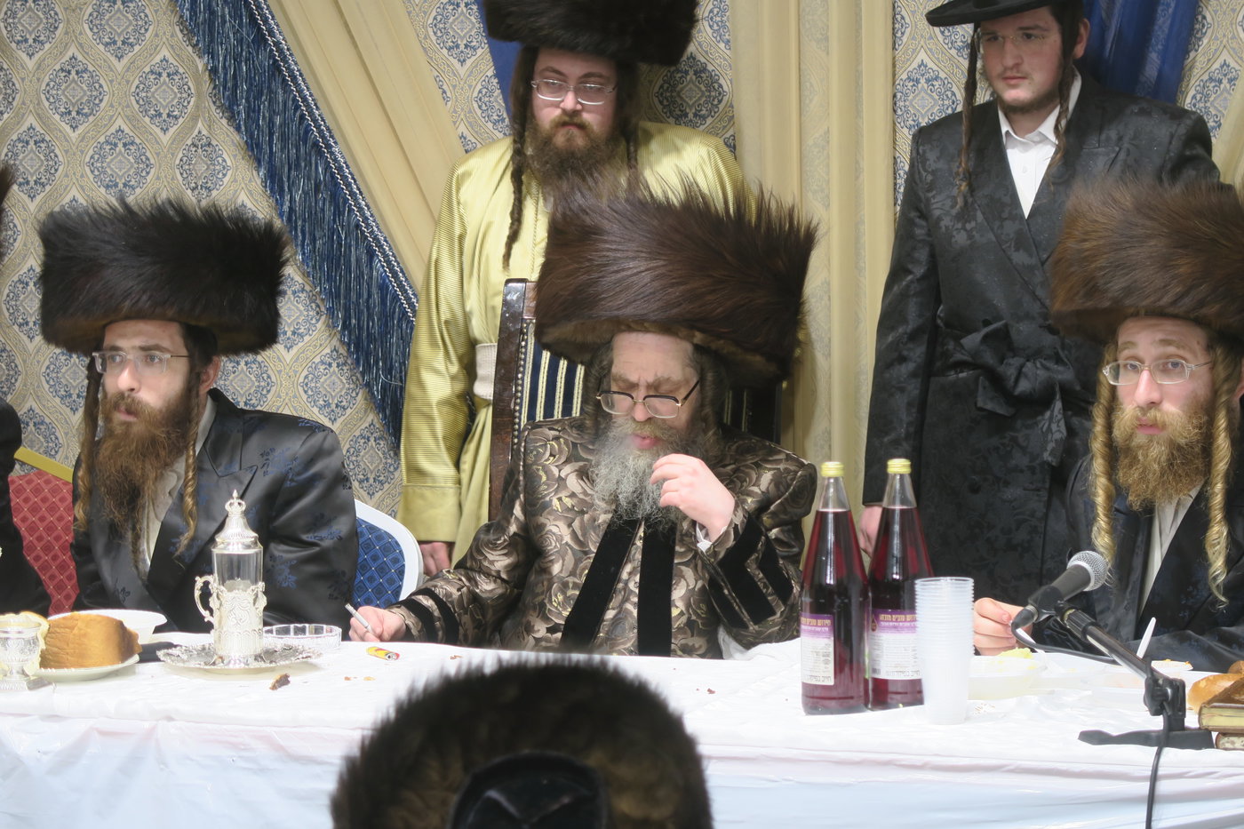 האדמו"ר מקרעטשניף סיגעט בטיש חוה"מ סוכות