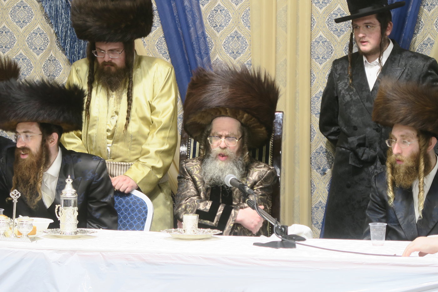 האדמו"ר מקרעטשניף סיגעט בטיש חוה"מ סוכות
