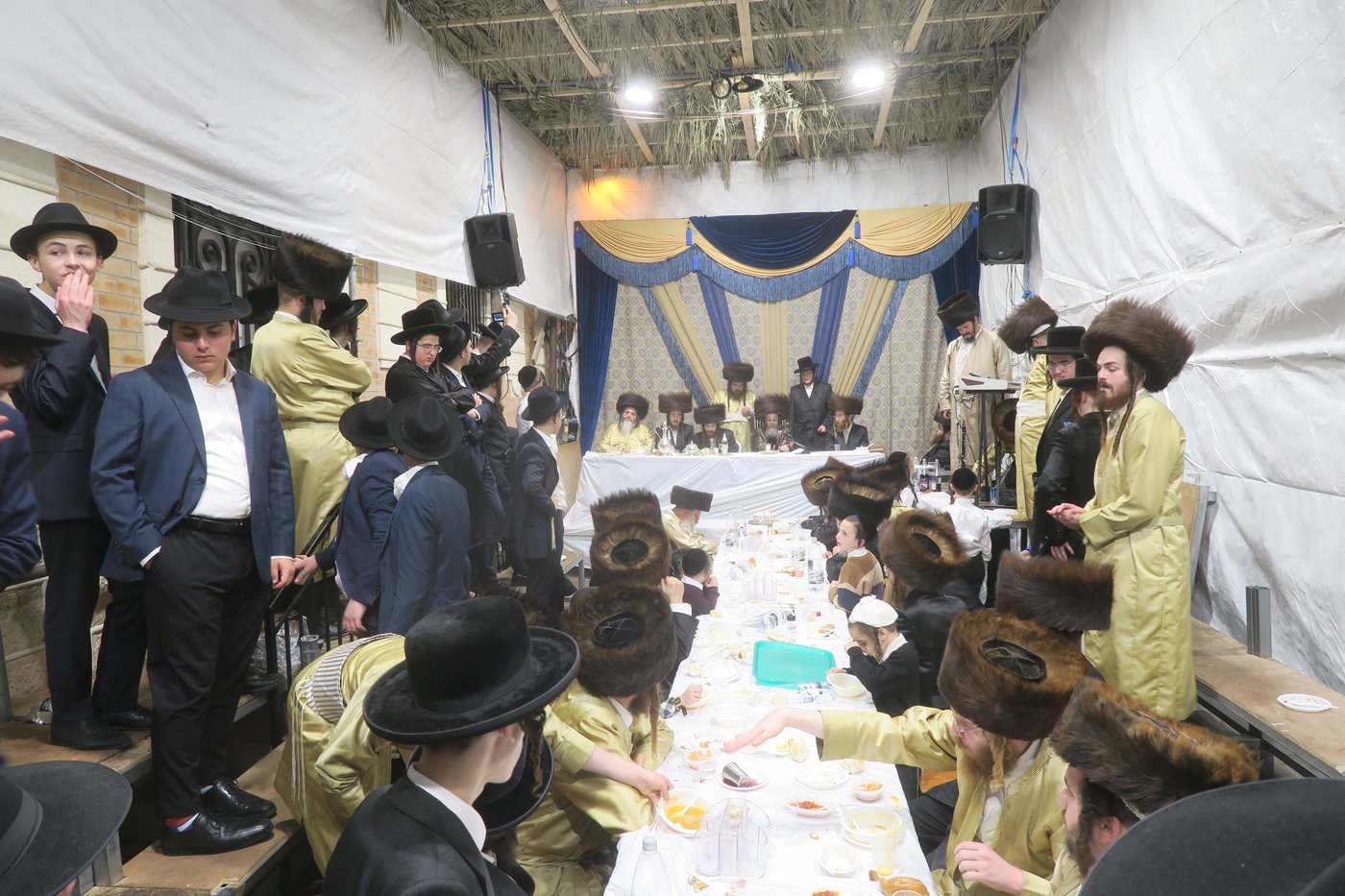האדמו"ר מקרעטשניף סיגעט בטיש חוה"מ סוכות