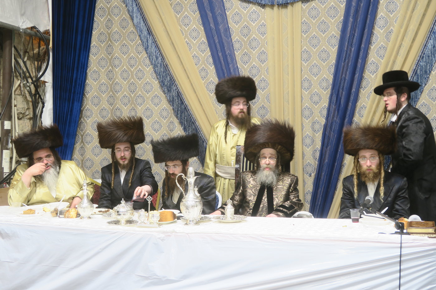 האדמו"ר מקרעטשניף סיגעט בטיש חוה"מ סוכות
