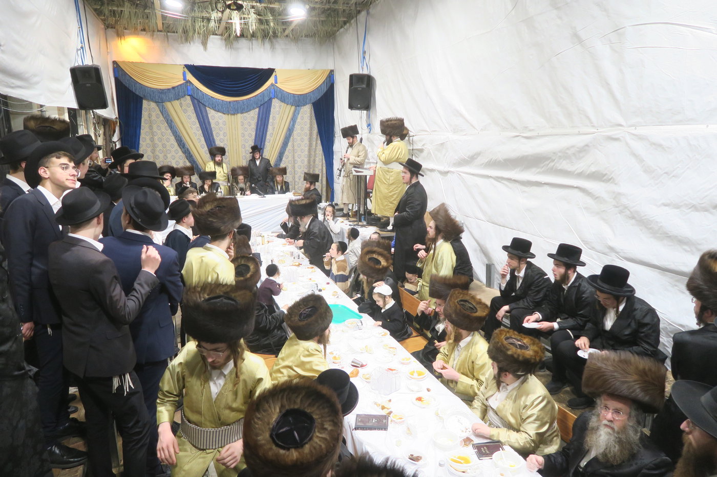 האדמו"ר מקרעטשניף סיגעט בטיש חוה"מ סוכות