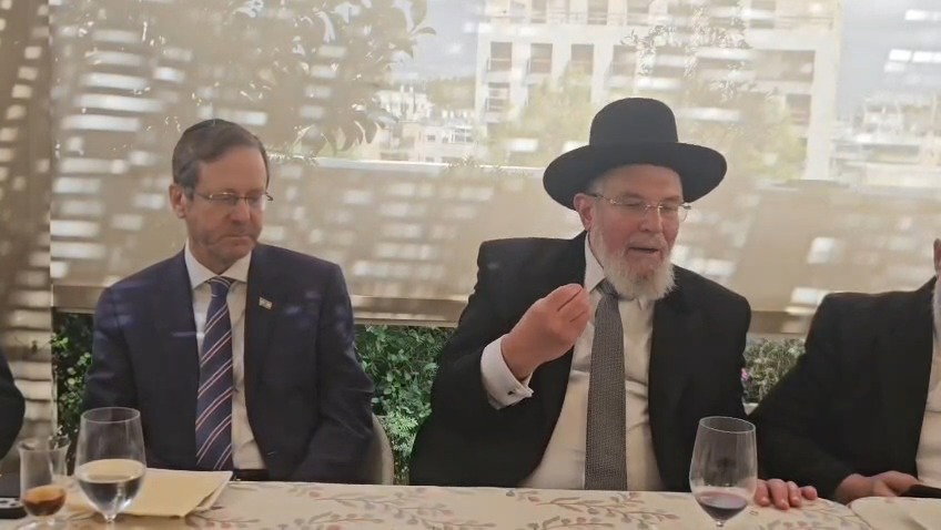 הרה"ר הגאון רבי קלמן בר עם נשיא המדינה הרצוג