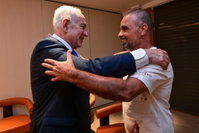 נתניהו במפגש מרגש עם הנוסע שהשתלט על התוקף: "אתה אריה" | צפו