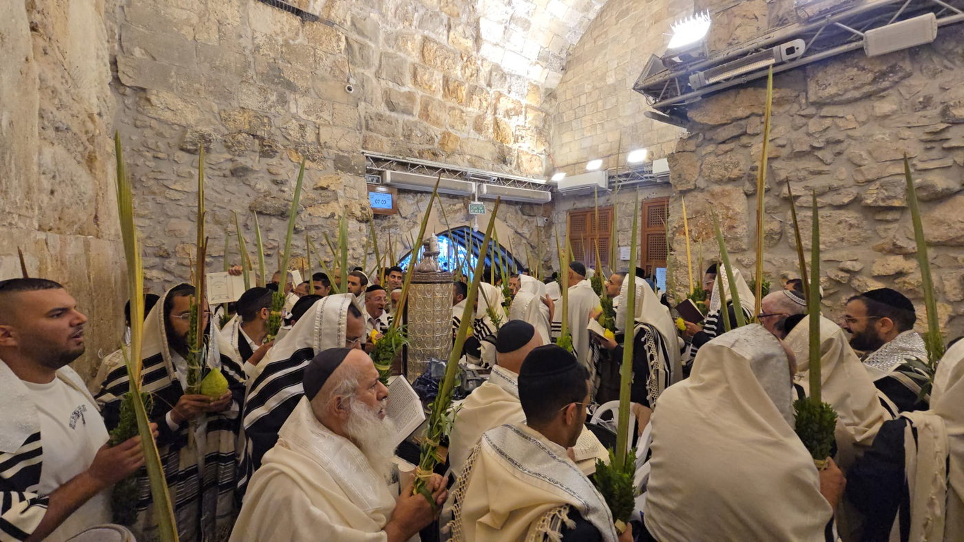 המניין הוותיק של עדת קודש תימן בכותל המערבי שע"י הרב אריה סיאני