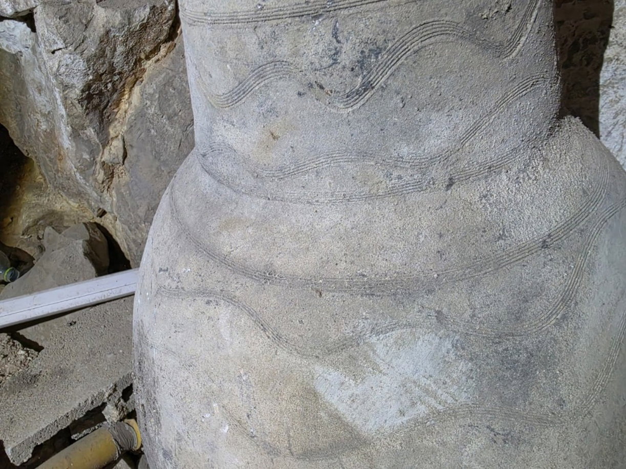 אחד מקנקני אגירה ענקיים ("ג'רות") שנמצאו במרתף חצר שטרויס