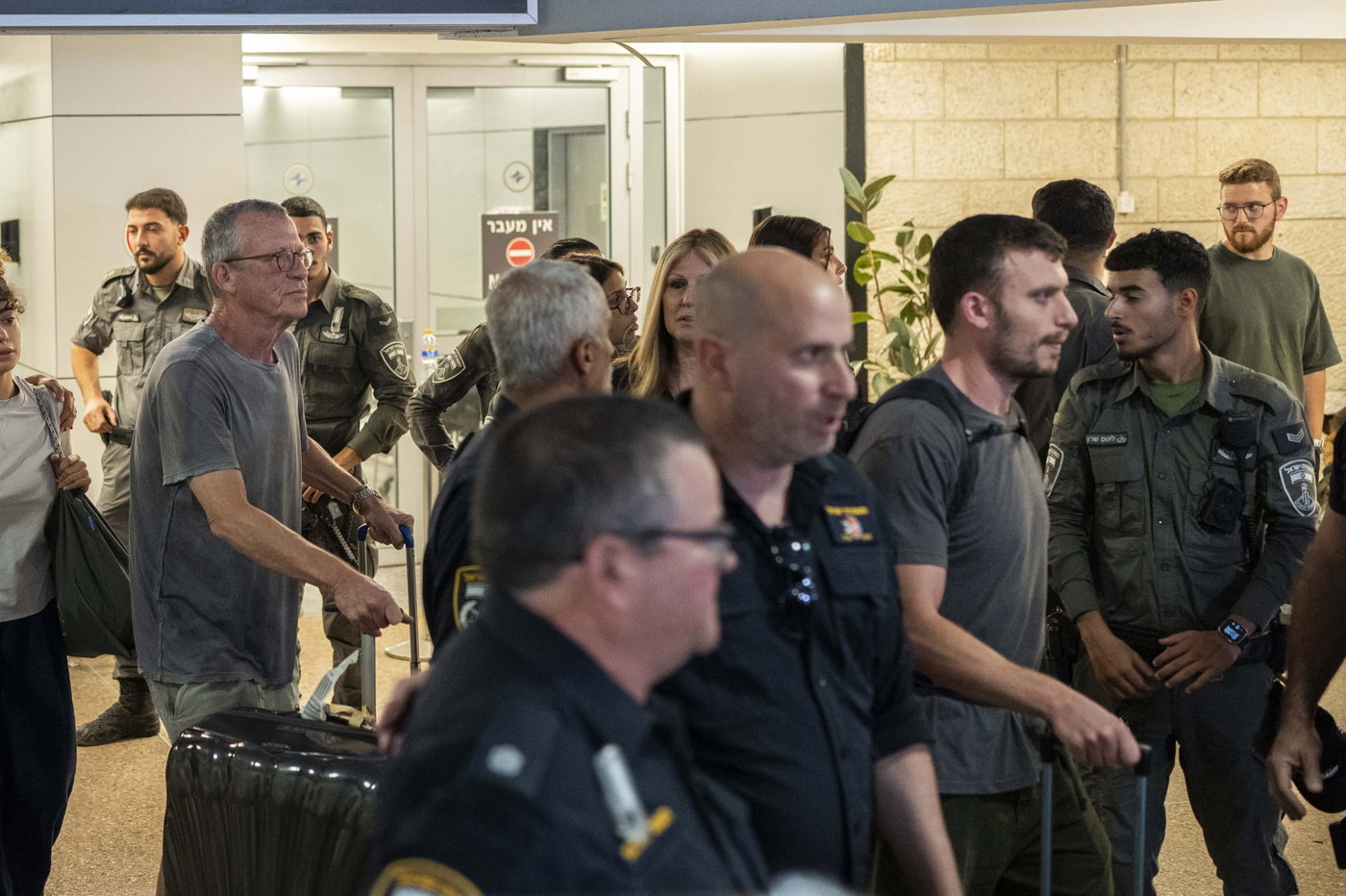 גלריה מרגשת: קבלת פנים בנתב"ג לנוסעים ששבו מטיסת האימה