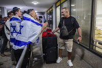 הנוסעים שניצלו נוחתים בארץ