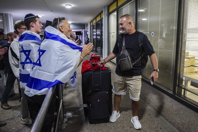 הנוסעים שניצלו נוחתים בארץ