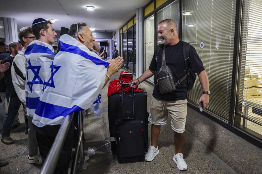 הנוסעים שניצלו נוחתים בארץ