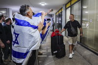 טיסת החילוץ מסעודיה נחתה בשלום בישראל | חגיגות בשדה התעופה