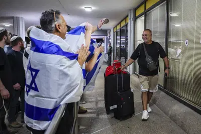 טיסת החילוץ מסעודיה נחתה בשלום בישראל | חגיגות בשדה התעופה