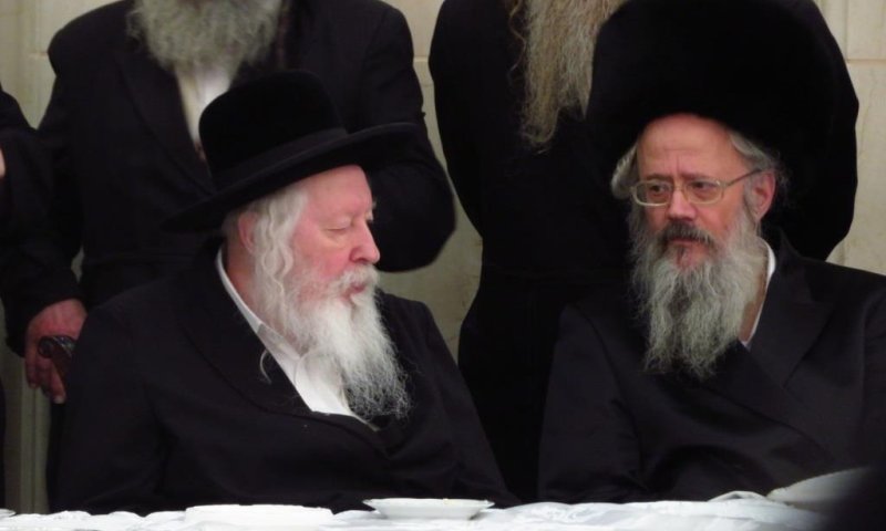 האדמו"ר מגור עם מזכירו הרב יצחק ברוידא