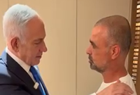 נתניהו במפגש מרגש עם הנוסע שהשתלט על התוקף: "אתה אריה" | צפו