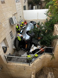 נס בגילה: צנחה מגובה 5 מטרים לגינה וחולצה בידי הכבאים | צפו