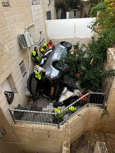 נס בגילה: צנחה מגובה 5 מטרים לגינה וחולצה בידי הכבאים | צפו