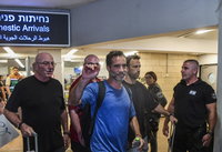 גלריה מרגשת: קבלת פנים בנתב"ג לנוסעים ששבו מטיסת האימה