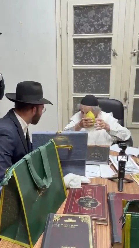 הגר"ד לנדו בבדיקת אתרוגים