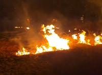 אש בכלא 10: מפגינים הציתו שריפה במהלך שמחת בית השואבה | צפו