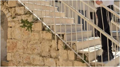 גרם המדרגות ההיסטורי בחצר שטרויס