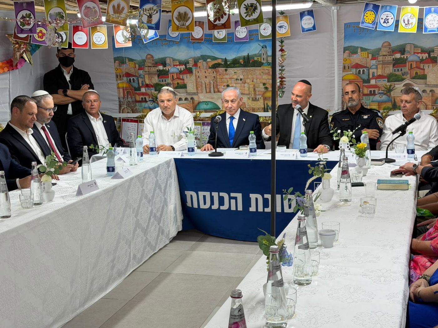 "שרשרת של ניסים": נתניהו תיאר את אירועי טיסת האימים בסוכת הכנסת | צפו