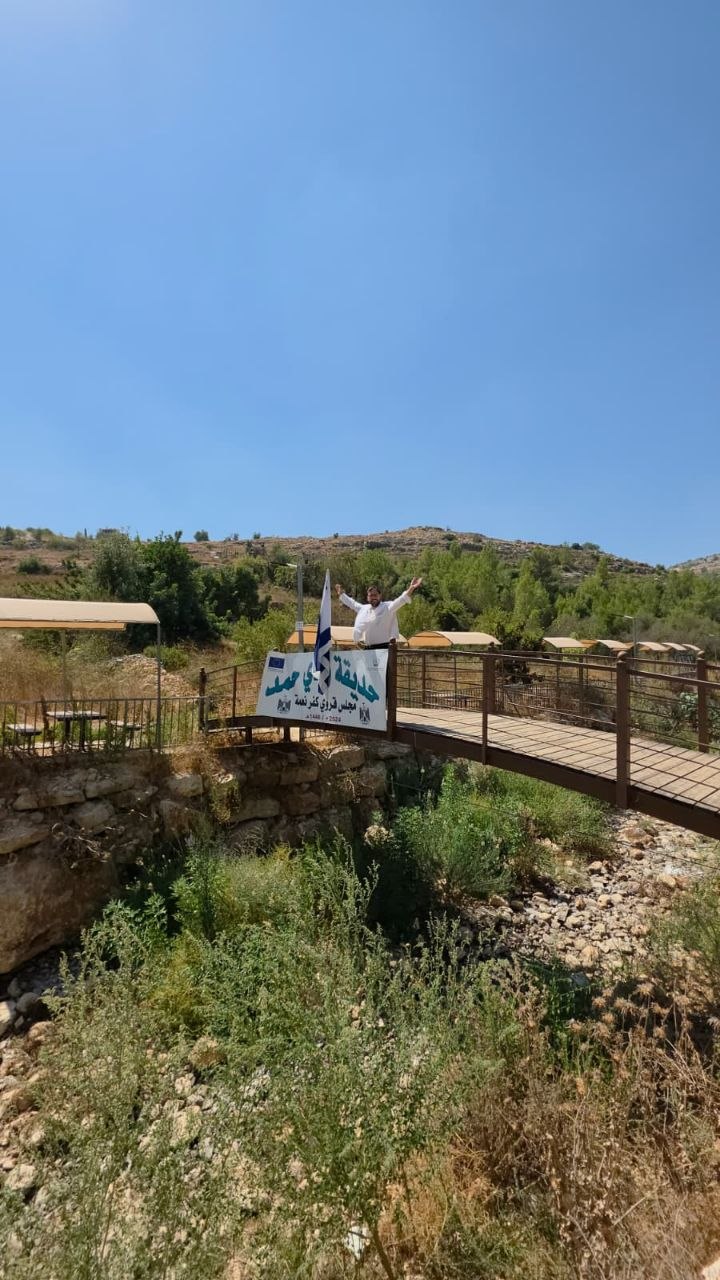 הגשר שנבנה במימון האיחוד האירופאי על נחל דולב בטיילת הגיבורים