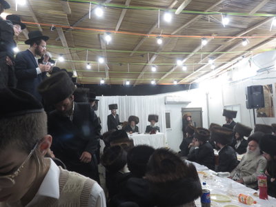האדמו"ר מזוועהיל בטיש חוה"מ